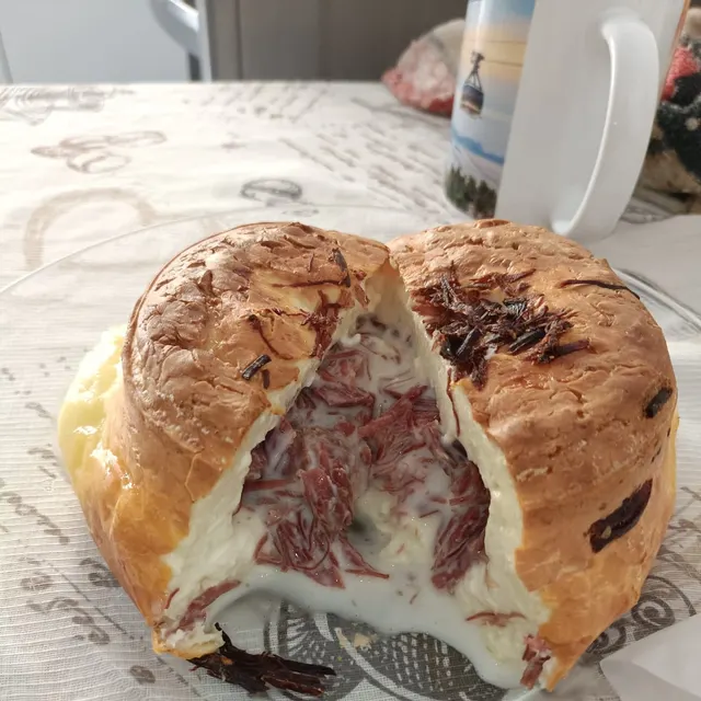 Rosca recheada calabresa e requeijão